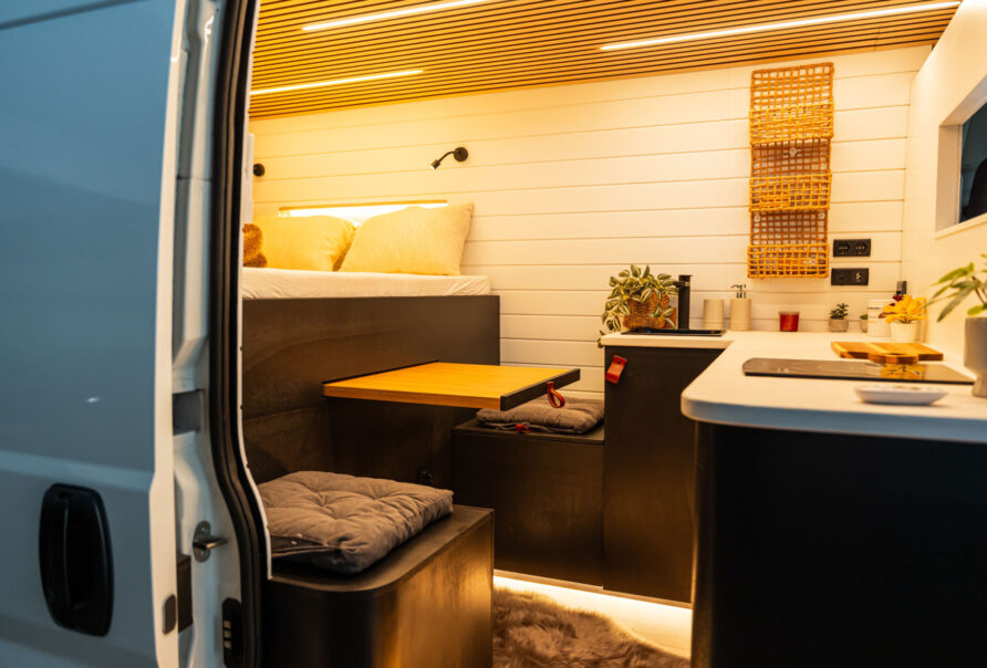 Citroën CamperVan AIRCO + VERWARMING in de leefruimte - Victron equipment - Koelkast met diepvries - inductiekookplaat