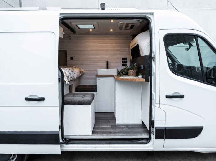 Opel Ombouw camper Victron Airco cabine Projector