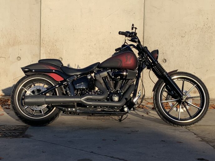 Harley Davidson CVO Breakout Stage 1 + sissybar + cobra exhaust